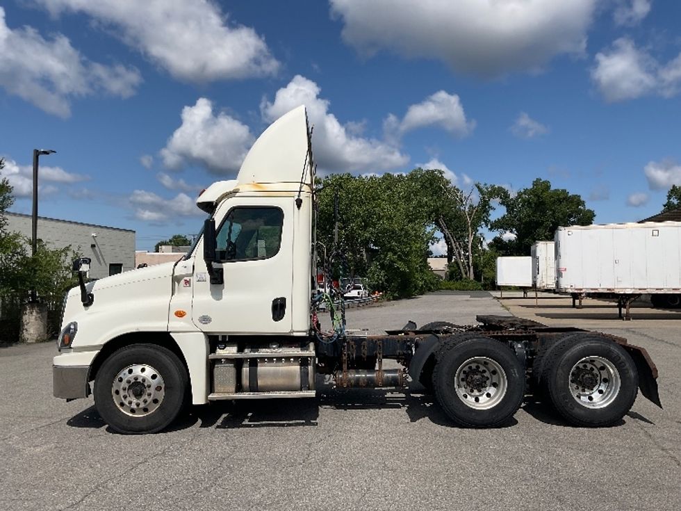 Day Cab Tractor-Heavy Duty Tractors-Freightliner-2018-Cascadia 12564ST-Albany-NY-521,788\n\t\tmiles-$ 33,250 - Image 4