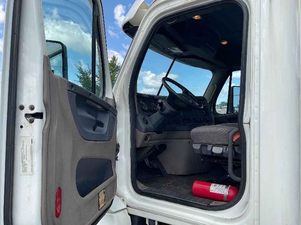 Day Cab Tractor-Heavy Duty Tractors-Freightliner-2018-Cascadia 12564ST-Albany-NY-521,788\n\t\tmiles-$ 33,250 - Image 9