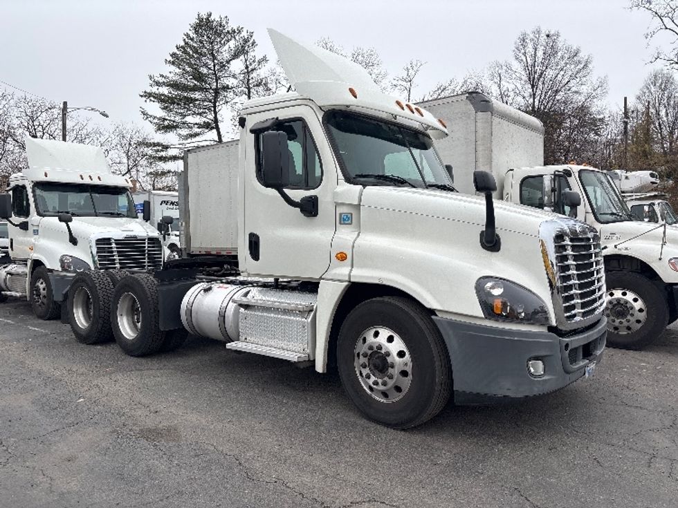 Day Cab Tractor-Heavy Duty Tractors-Freightliner-2018-Cascadia 12564ST-Alexandria-VA-167,324\n\t\tmiles-$ 40,000 - Image 1