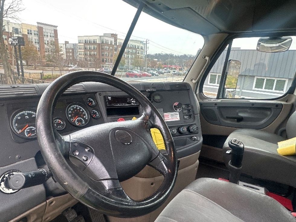 Day Cab Tractor-Heavy Duty Tractors-Freightliner-2018-Cascadia 12564ST-Alexandria-VA-167,324\n\t\tmiles-$ 40,000 - Image 10