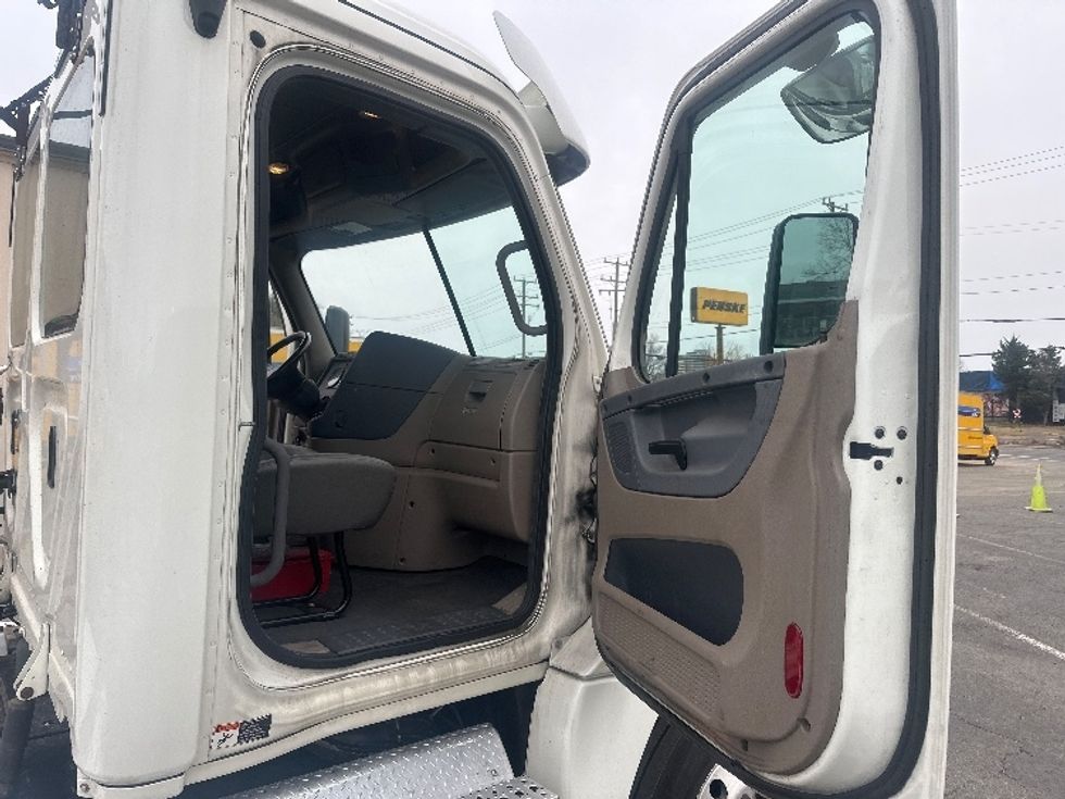 Day Cab Tractor-Heavy Duty Tractors-Freightliner-2018-Cascadia 12564ST-Alexandria-VA-167,324\n\t\tmiles-$ 40,000 - Image 11