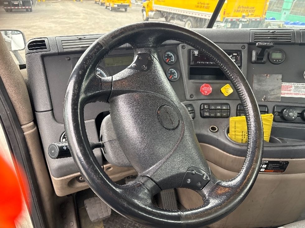 Day Cab Tractor-Heavy Duty Tractors-Freightliner-2018-Cascadia 12564ST-Alexandria-VA-167,324\n\t\tmiles-$ 40,000 - Image 13