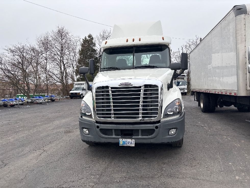 Day Cab Tractor-Heavy Duty Tractors-Freightliner-2018-Cascadia 12564ST-Alexandria-VA-167,324\n\t\tmiles-$ 40,000 - Image 2