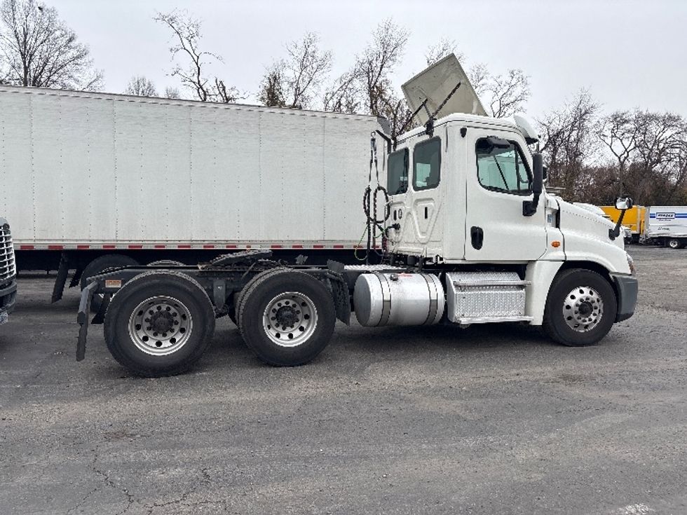 Day Cab Tractor-Heavy Duty Tractors-Freightliner-2018-Cascadia 12564ST-Alexandria-VA-167,324\n\t\tmiles-$ 40,000 - Image 8