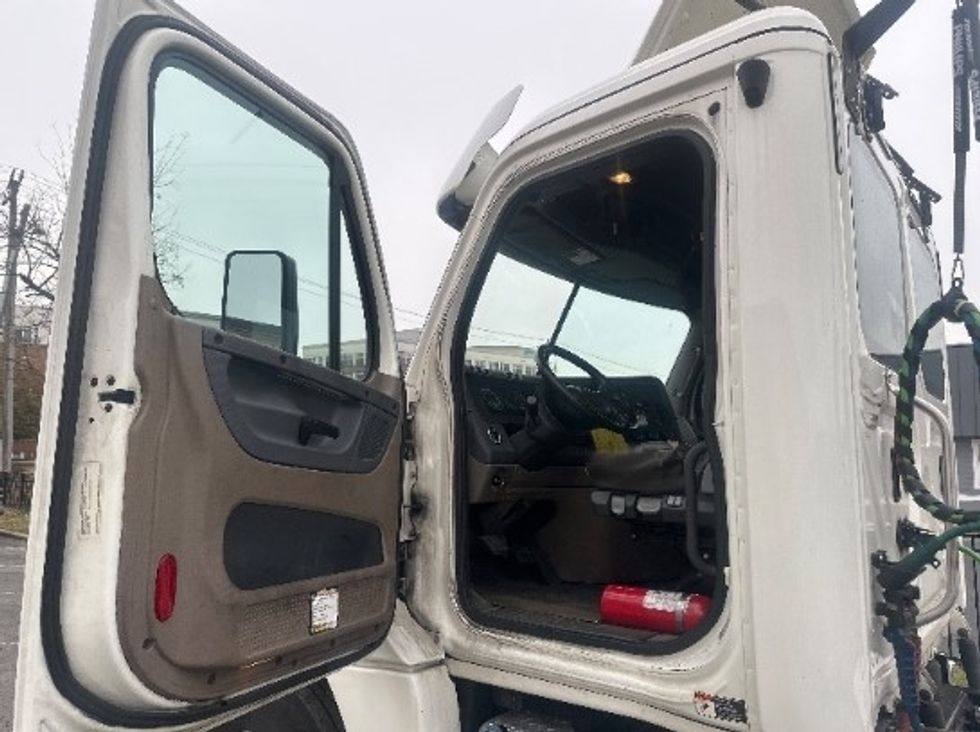 Day Cab Tractor-Heavy Duty Tractors-Freightliner-2018-Cascadia 12564ST-Alexandria-VA-167,324\n\t\tmiles-$ 40,000 - Image 9