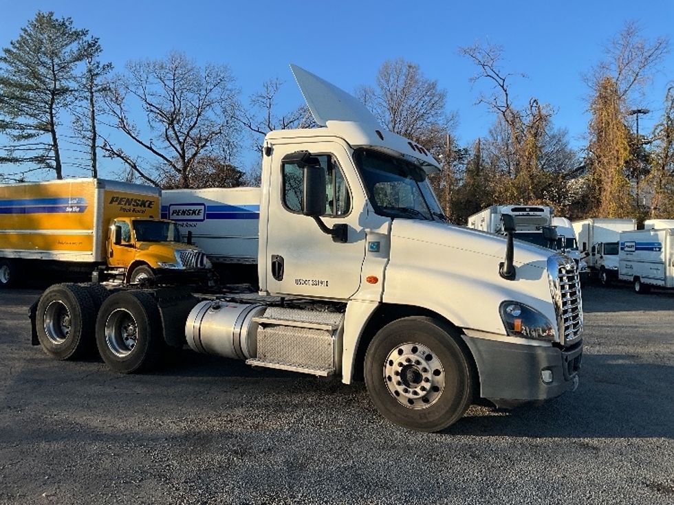 Day Cab Tractor-Heavy Duty Tractors-Freightliner-2018-Cascadia 12564ST-Alexandria-VA-170,600\n\t\tmiles-$ 40,000 - Image 1