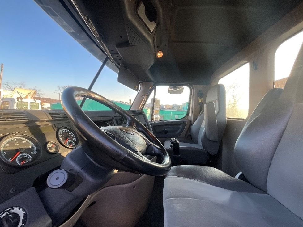 Day Cab Tractor-Heavy Duty Tractors-Freightliner-2018-Cascadia 12564ST-Alexandria-VA-170,600\n\t\tmiles-$ 40,000 - Image 10