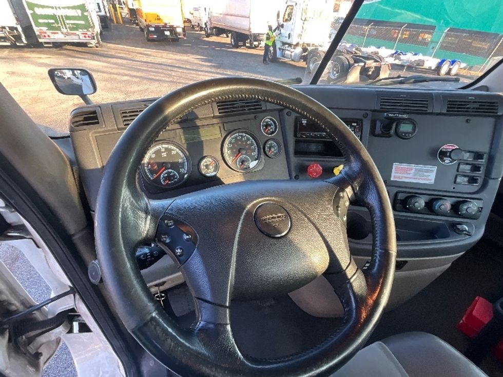 Day Cab Tractor-Heavy Duty Tractors-Freightliner-2018-Cascadia 12564ST-Alexandria-VA-170,600\n\t\tmiles-$ 40,000 - Image 11