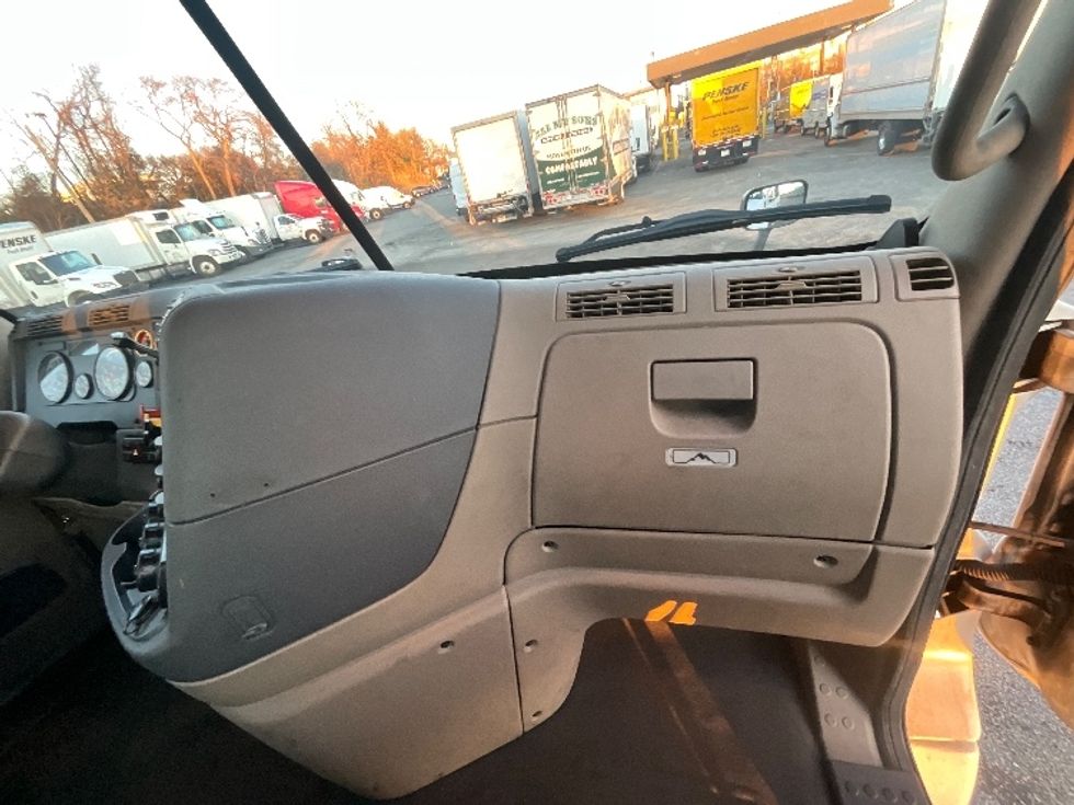 Day Cab Tractor-Heavy Duty Tractors-Freightliner-2018-Cascadia 12564ST-Alexandria-VA-170,600\n\t\tmiles-$ 40,000 - Image 12