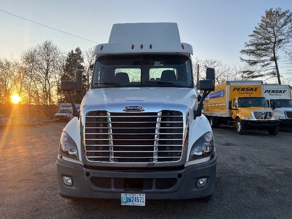 Day Cab Tractor-Heavy Duty Tractors-Freightliner-2018-Cascadia 12564ST-Alexandria-VA-170,600\n\t\tmiles-$ 40,000 - Image 2