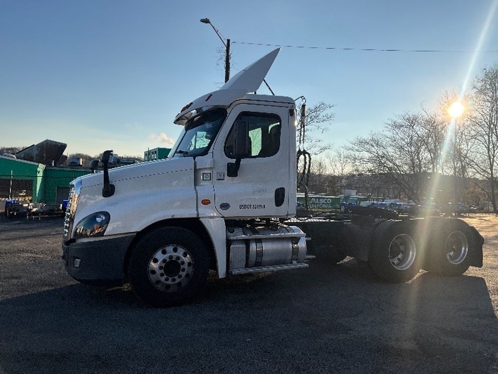 Day Cab Tractor-Heavy Duty Tractors-Freightliner-2018-Cascadia 12564ST-Alexandria-VA-170,600\n\t\tmiles-$ 40,000 - Image 3