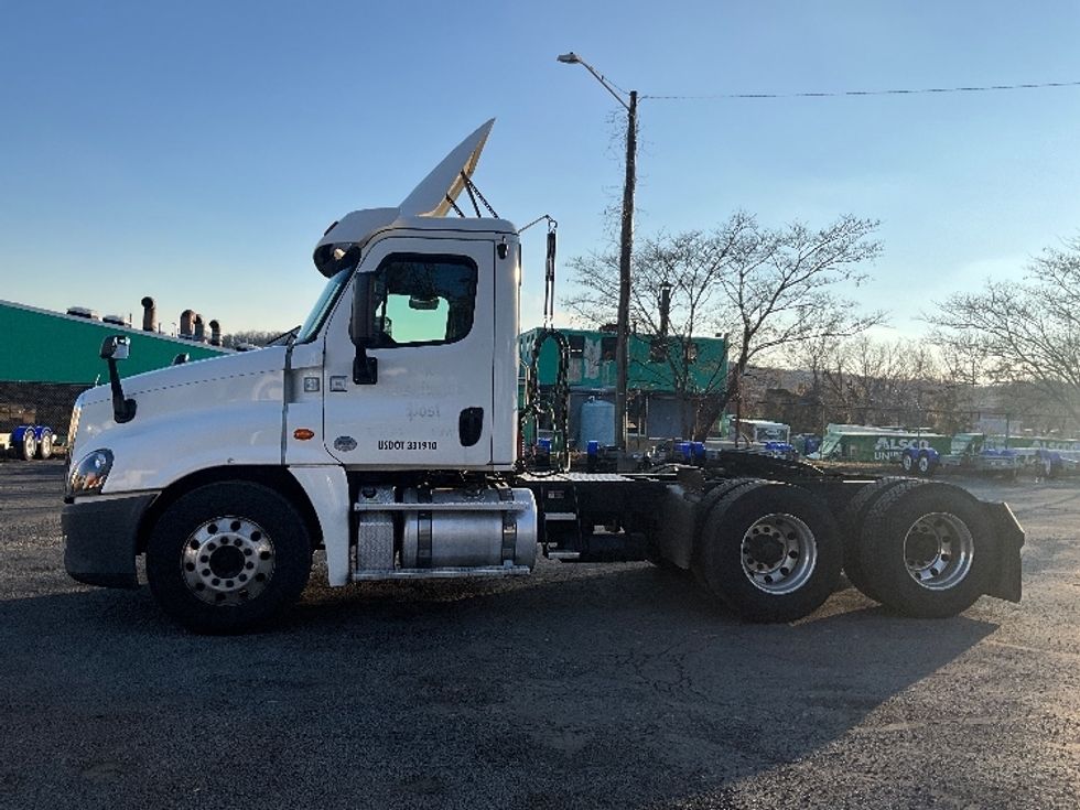Day Cab Tractor-Heavy Duty Tractors-Freightliner-2018-Cascadia 12564ST-Alexandria-VA-170,600\n\t\tmiles-$ 40,000 - Image 4
