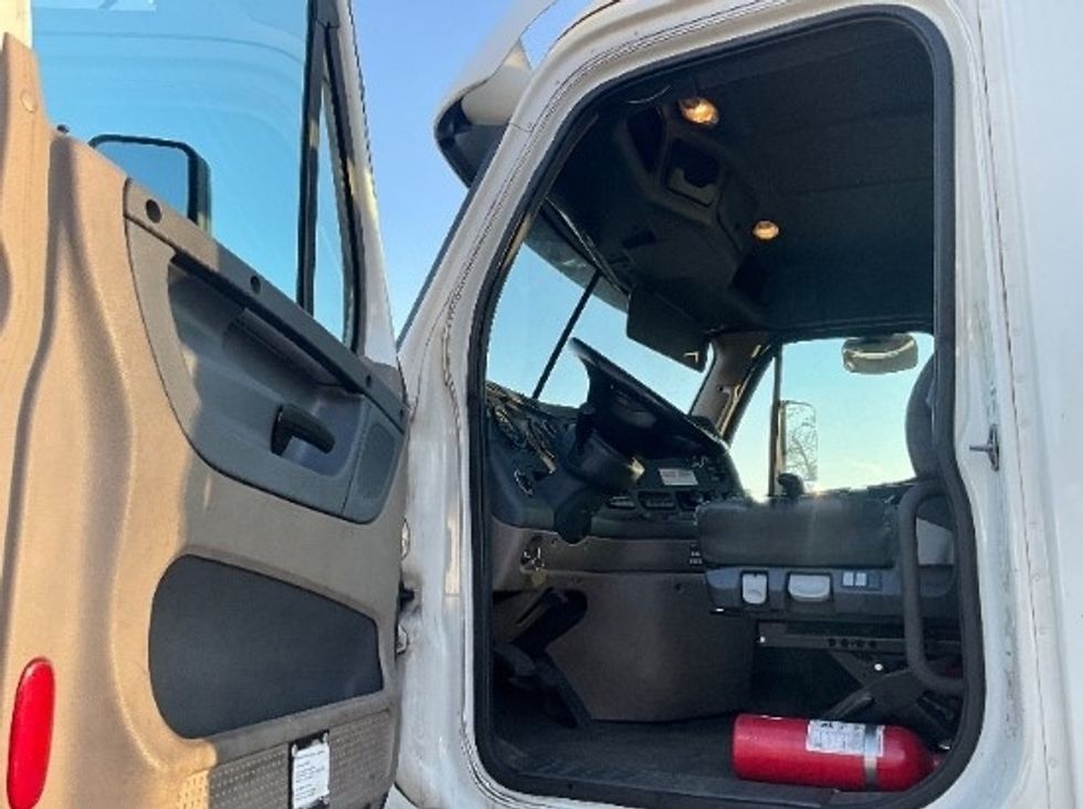 Day Cab Tractor-Heavy Duty Tractors-Freightliner-2018-Cascadia 12564ST-Alexandria-VA-170,600\n\t\tmiles-$ 40,000 - Image 9