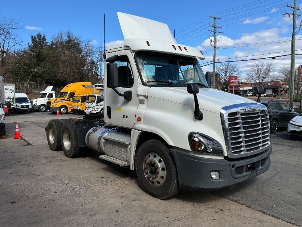 Day Cab Tractor-Heavy Duty Tractors-Freightliner-2018-Cascadia 12564ST-Alexandria-VA-183,809\n\t\tmiles-$ 48,000 - Image 1