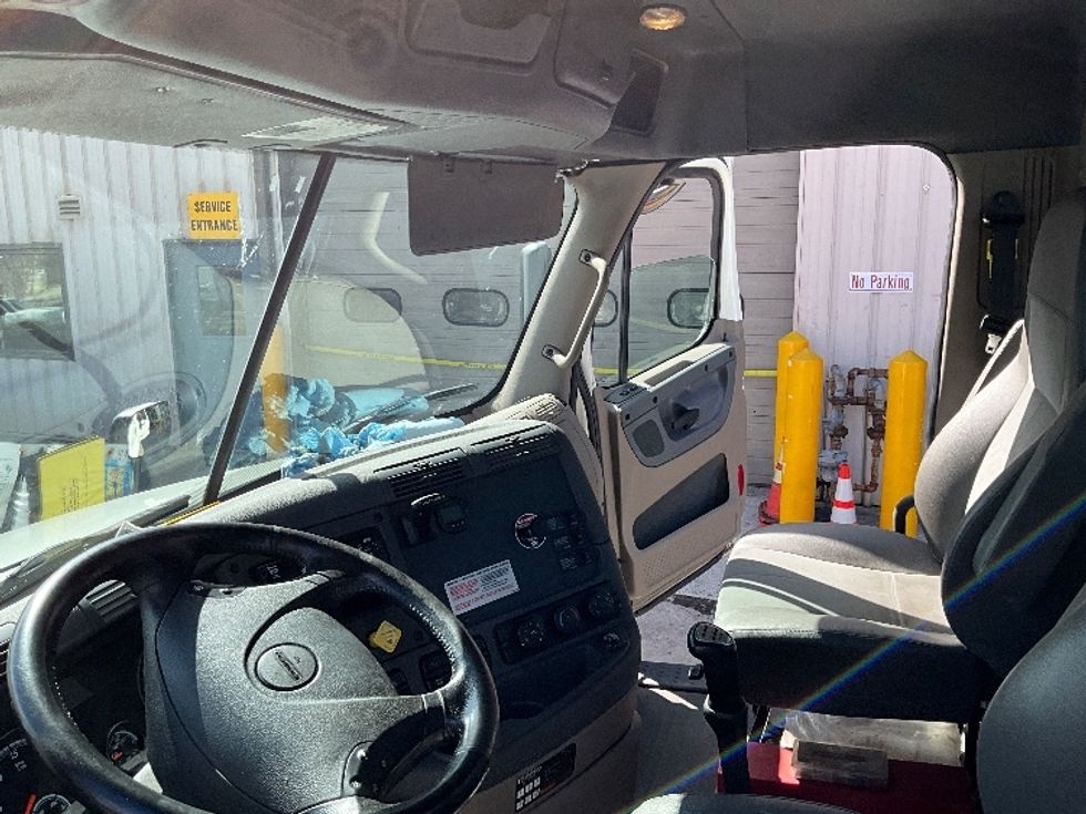 Day Cab Tractor-Heavy Duty Tractors-Freightliner-2018-Cascadia 12564ST-Alexandria-VA-183,809\n\t\tmiles-$ 48,000 - Image 10