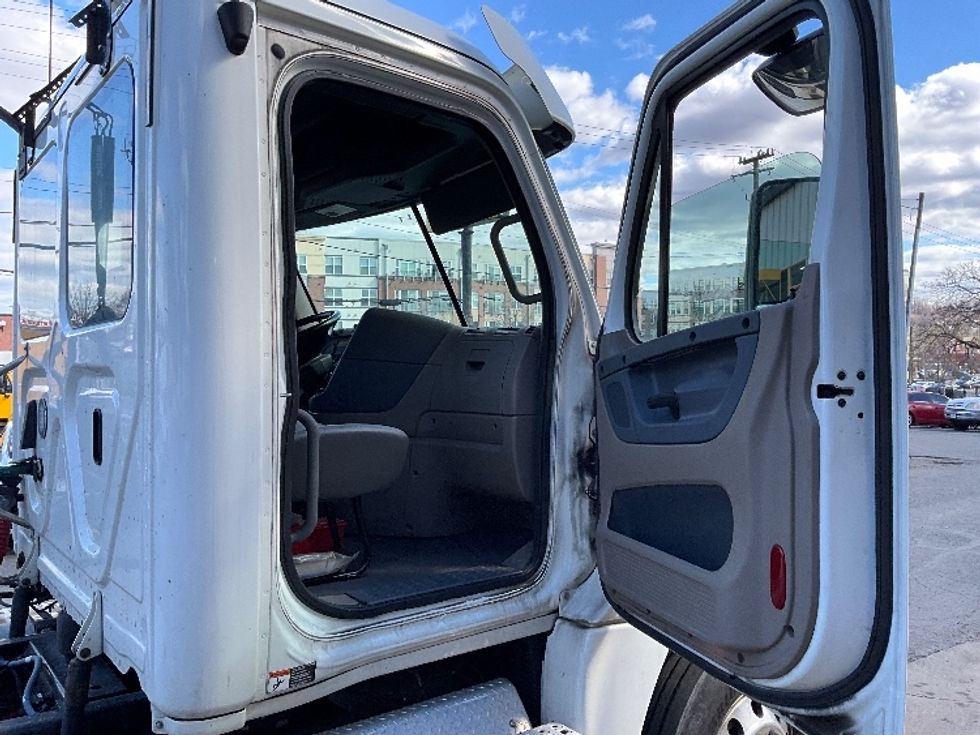 Day Cab Tractor-Heavy Duty Tractors-Freightliner-2018-Cascadia 12564ST-Alexandria-VA-183,809\n\t\tmiles-$ 48,000 - Image 12