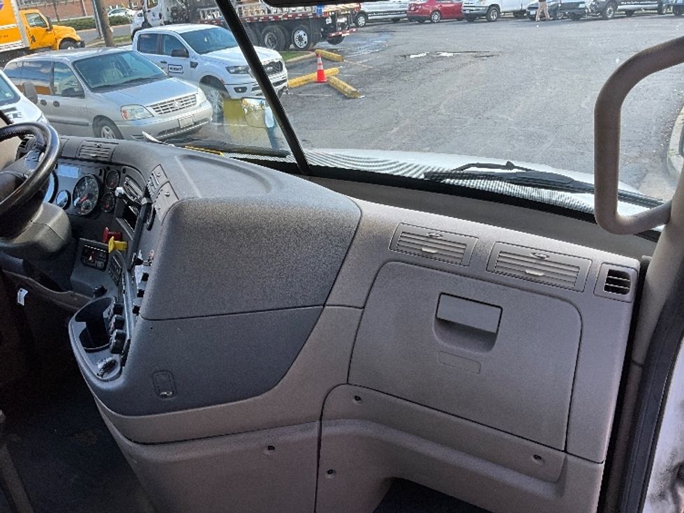 Day Cab Tractor-Heavy Duty Tractors-Freightliner-2018-Cascadia 12564ST-Alexandria-VA-183,809\n\t\tmiles-$ 48,000 - Image 13