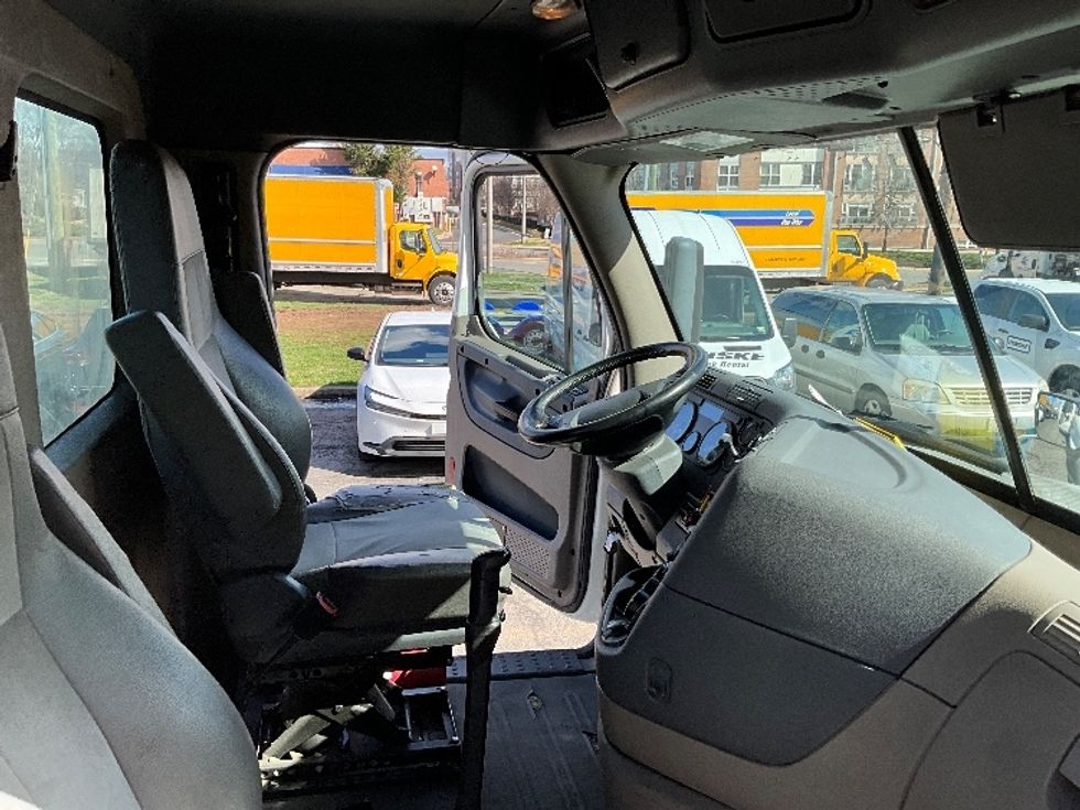 Day Cab Tractor-Heavy Duty Tractors-Freightliner-2018-Cascadia 12564ST-Alexandria-VA-183,809\n\t\tmiles-$ 48,000 - Image 14