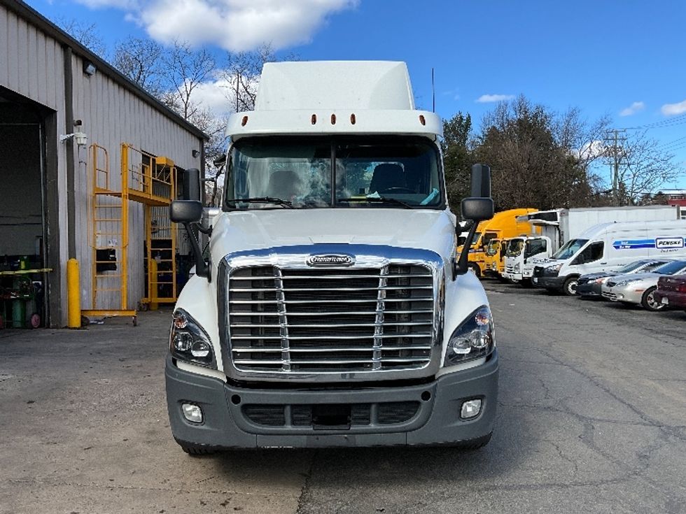 Day Cab Tractor-Heavy Duty Tractors-Freightliner-2018-Cascadia 12564ST-Alexandria-VA-183,809\n\t\tmiles-$ 48,000 - Image 2