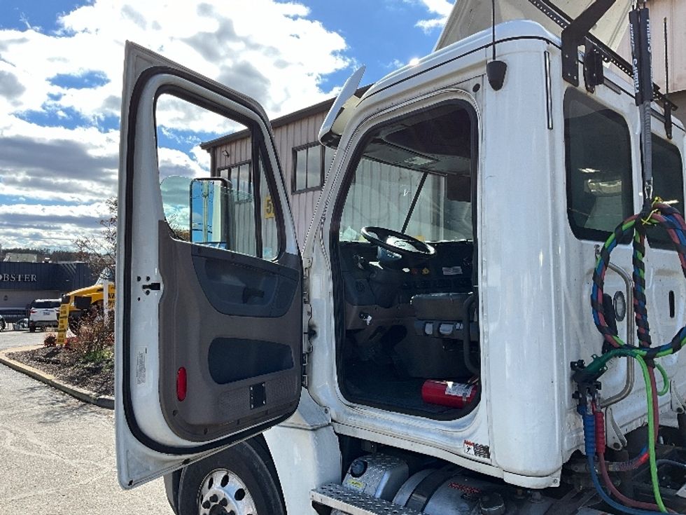 Day Cab Tractor-Heavy Duty Tractors-Freightliner-2018-Cascadia 12564ST-Alexandria-VA-183,809\n\t\tmiles-$ 48,000 - Image 9