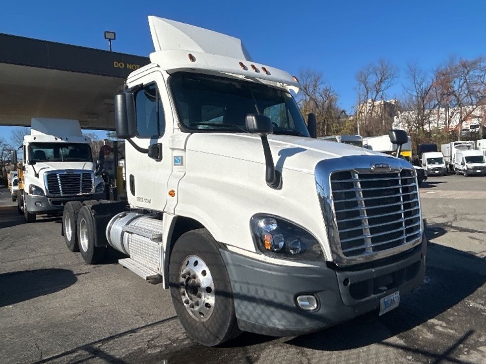 Day Cab Tractor-Heavy Duty Tractors-Freightliner-2018-Cascadia 12564ST-Alexandria-VA-190,484\n\t\tmiles-$ 40,000 - Image 1