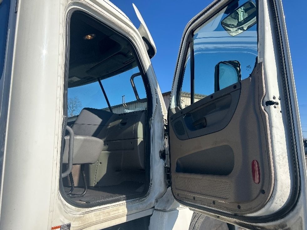 Day Cab Tractor-Heavy Duty Tractors-Freightliner-2018-Cascadia 12564ST-Alexandria-VA-190,484\n\t\tmiles-$ 40,000 - Image 12