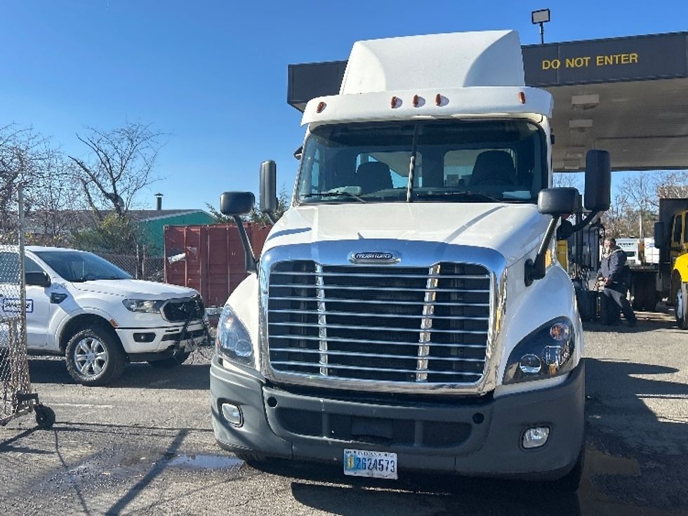 Day Cab Tractor-Heavy Duty Tractors-Freightliner-2018-Cascadia 12564ST-Alexandria-VA-190,484\n\t\tmiles-$ 40,000 - Image 2