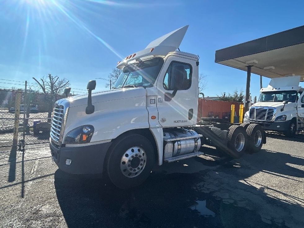 Day Cab Tractor-Heavy Duty Tractors-Freightliner-2018-Cascadia 12564ST-Alexandria-VA-190,484\n\t\tmiles-$ 40,000 - Image 3