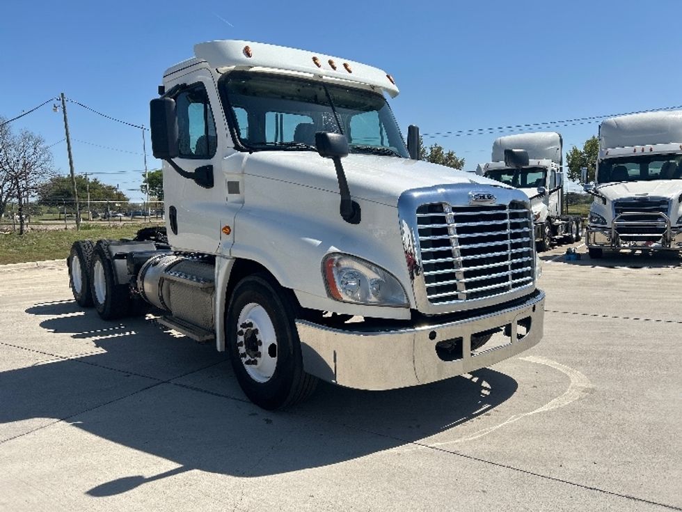 Day Cab Tractor-Heavy Duty Tractors-Freightliner-2018-Cascadia 12564ST-Arlington-TX-196,910\n\t\tmiles-$ 43,750 - Image 1