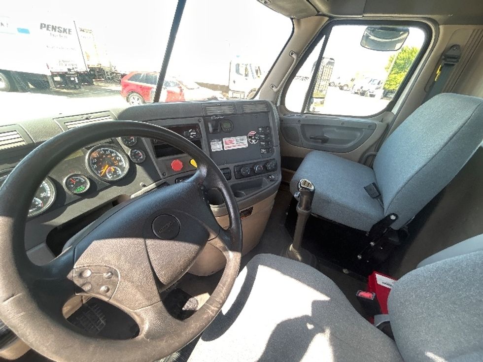 Day Cab Tractor-Heavy Duty Tractors-Freightliner-2018-Cascadia 12564ST-Arlington-TX-196,910\n\t\tmiles-$ 43,750 - Image 10