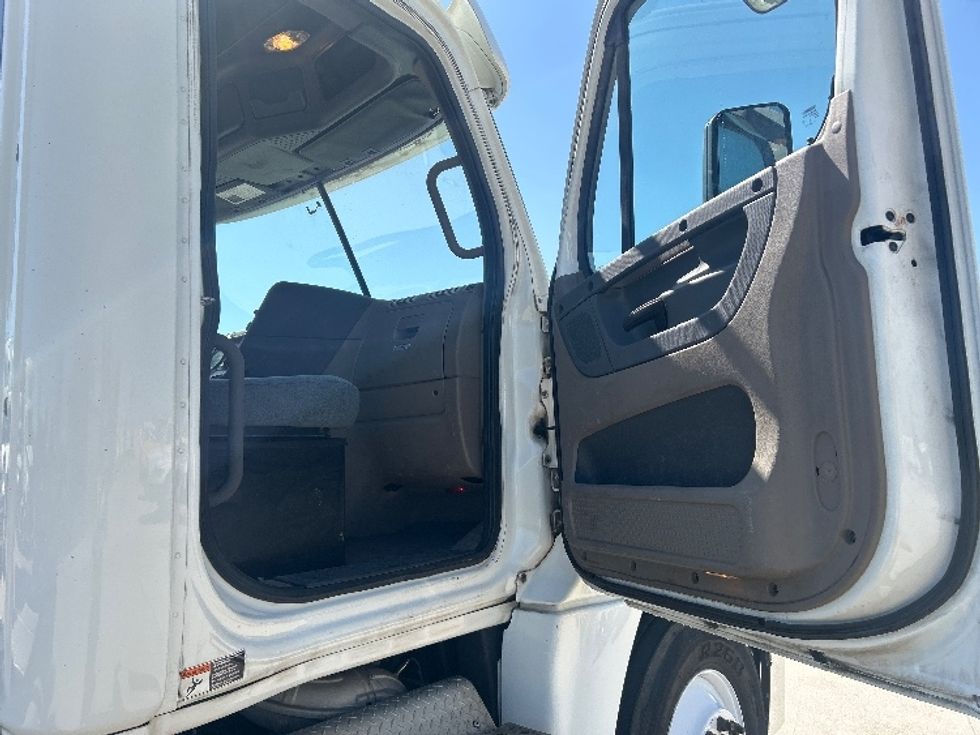 Day Cab Tractor-Heavy Duty Tractors-Freightliner-2018-Cascadia 12564ST-Arlington-TX-196,910\n\t\tmiles-$ 43,750 - Image 12