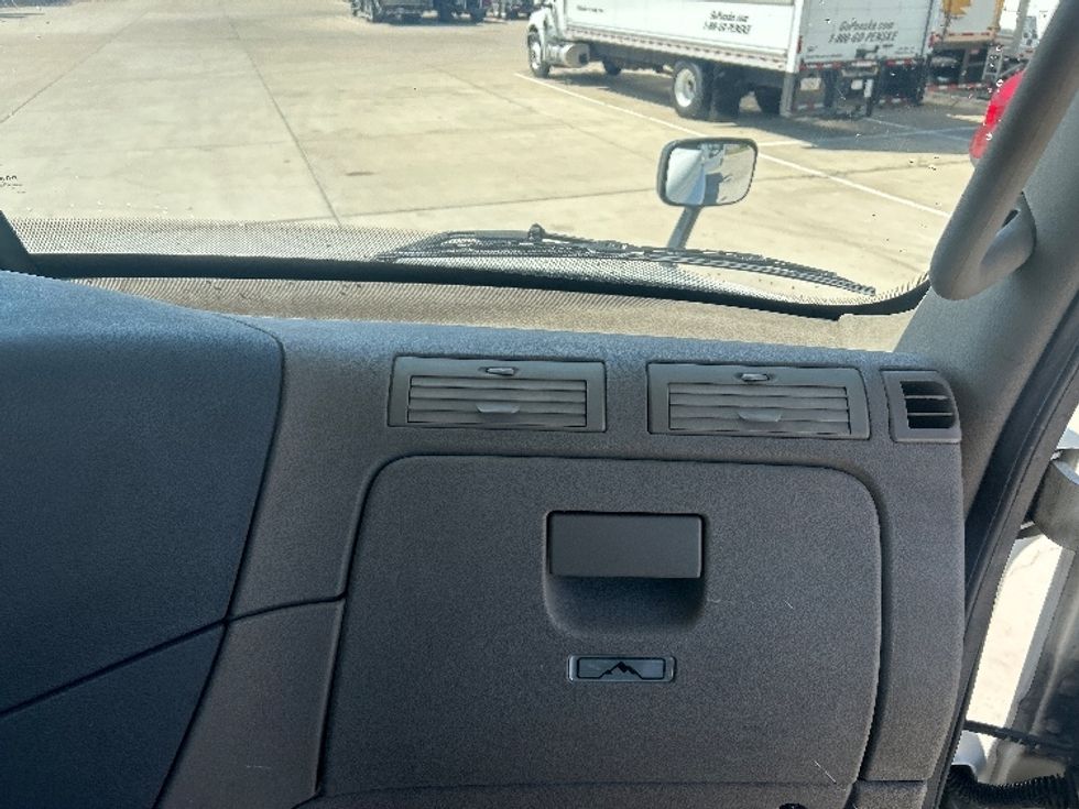 Day Cab Tractor-Heavy Duty Tractors-Freightliner-2018-Cascadia 12564ST-Arlington-TX-196,910\n\t\tmiles-$ 43,750 - Image 13