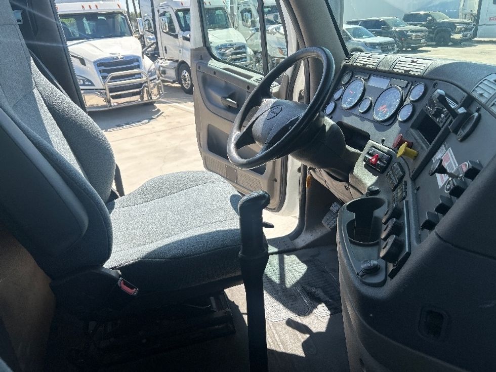 Day Cab Tractor-Heavy Duty Tractors-Freightliner-2018-Cascadia 12564ST-Arlington-TX-196,910\n\t\tmiles-$ 43,750 - Image 14