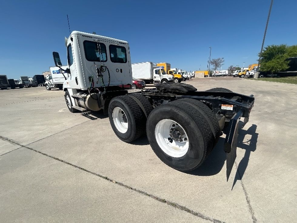 Day Cab Tractor-Heavy Duty Tractors-Freightliner-2018-Cascadia 12564ST-Arlington-TX-196,910\n\t\tmiles-$ 43,750 - Image 5