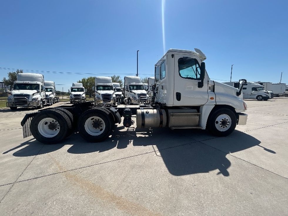 Day Cab Tractor-Heavy Duty Tractors-Freightliner-2018-Cascadia 12564ST-Arlington-TX-196,910\n\t\tmiles-$ 43,750 - Image 8