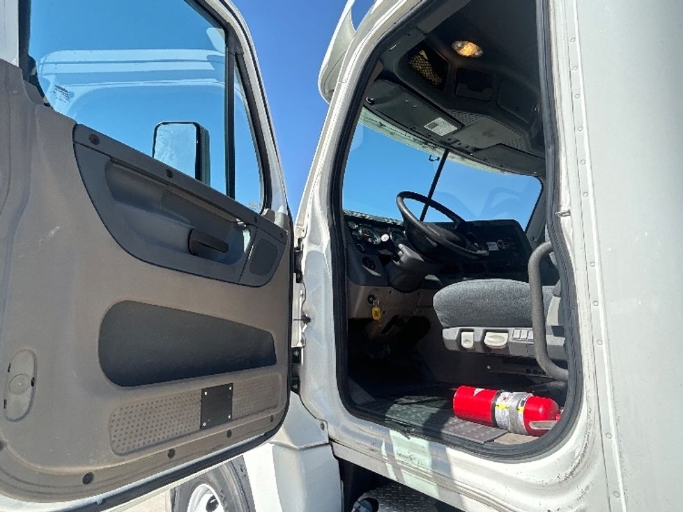 Day Cab Tractor-Heavy Duty Tractors-Freightliner-2018-Cascadia 12564ST-Arlington-TX-196,910\n\t\tmiles-$ 43,750 - Image 9