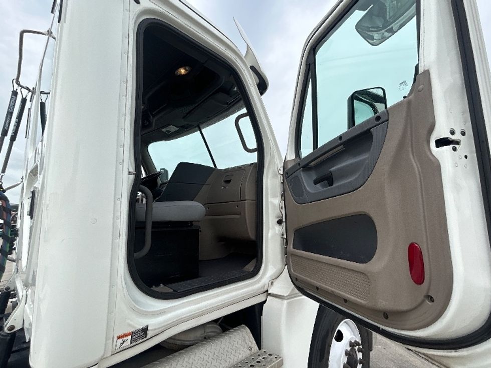 Day Cab Tractor-Heavy Duty Tractors-Freightliner-2018-Cascadia 12564ST-Arlington-TX-234,814\n\t\tmiles-$ 45,000 - Image 12