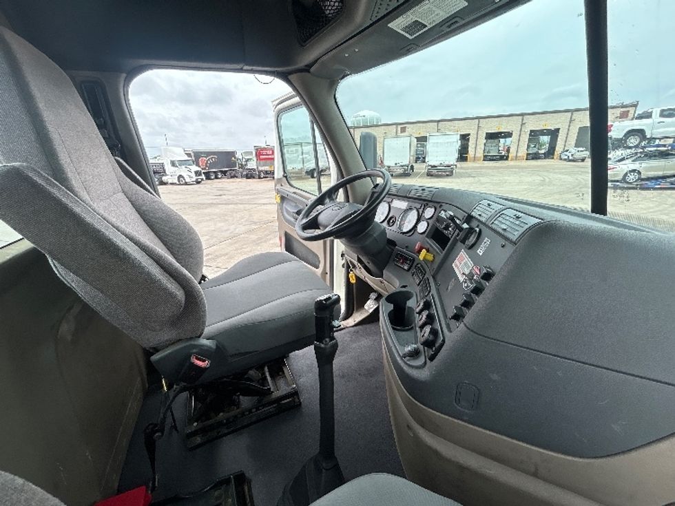 Day Cab Tractor-Heavy Duty Tractors-Freightliner-2018-Cascadia 12564ST-Arlington-TX-234,814\n\t\tmiles-$ 45,000 - Image 14
