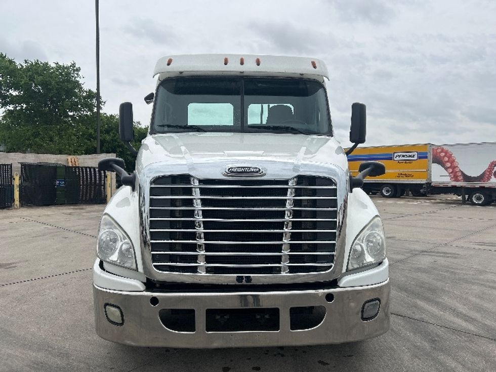 Day Cab Tractor-Heavy Duty Tractors-Freightliner-2018-Cascadia 12564ST-Arlington-TX-234,814\n\t\tmiles-$ 45,000 - Image 2