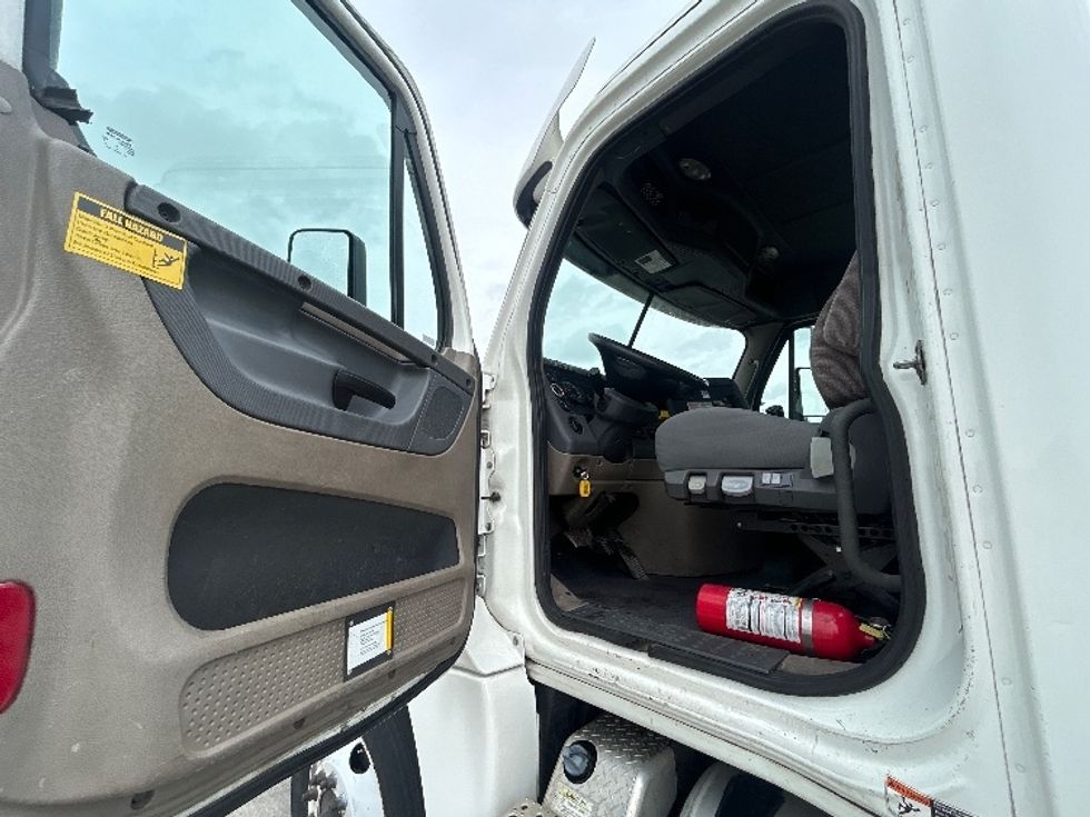 Day Cab Tractor-Heavy Duty Tractors-Freightliner-2018-Cascadia 12564ST-Arlington-TX-234,814\n\t\tmiles-$ 45,000 - Image 9