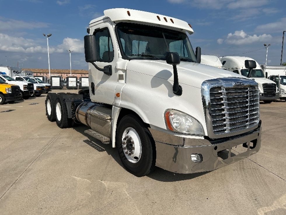 Day Cab Tractor-Heavy Duty Tractors-Freightliner-2018-Cascadia 12564ST-Arlington-TX-240,704\n\t\tmiles-$ 45,000 - Image 1