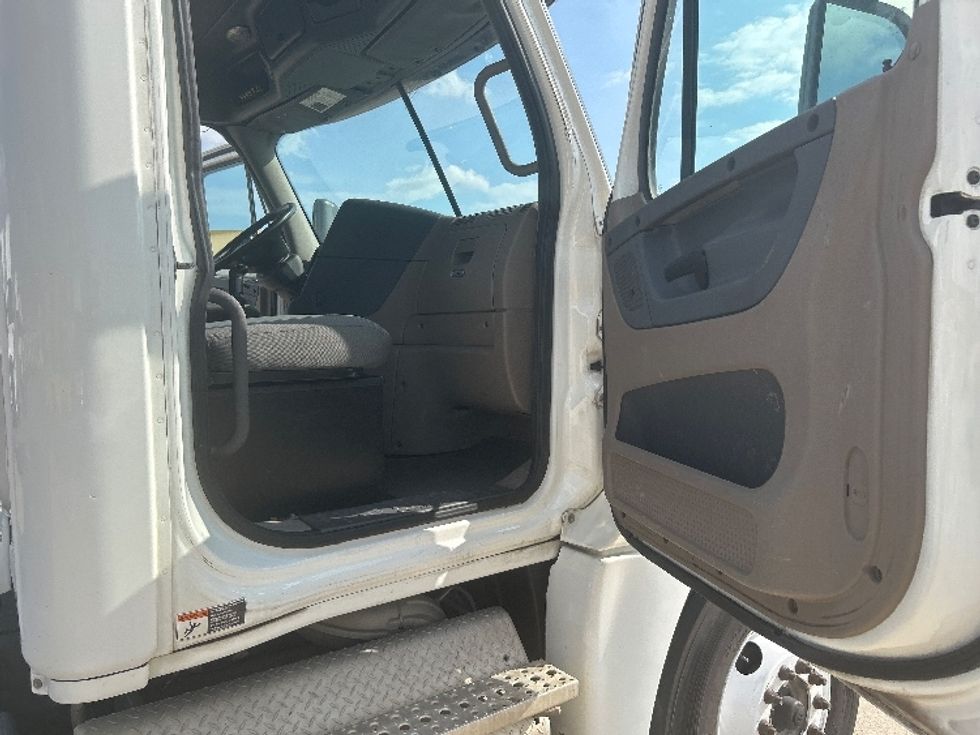 Day Cab Tractor-Heavy Duty Tractors-Freightliner-2018-Cascadia 12564ST-Arlington-TX-240,704\n\t\tmiles-$ 45,000 - Image 12