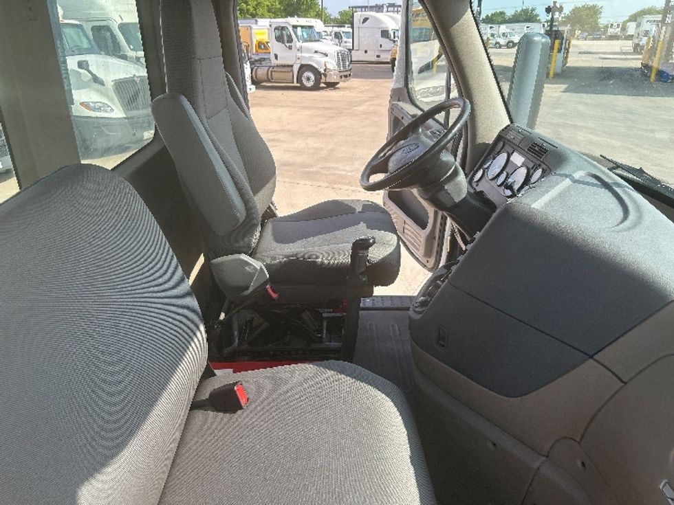 Day Cab Tractor-Heavy Duty Tractors-Freightliner-2018-Cascadia 12564ST-Arlington-TX-240,704\n\t\tmiles-$ 45,000 - Image 14