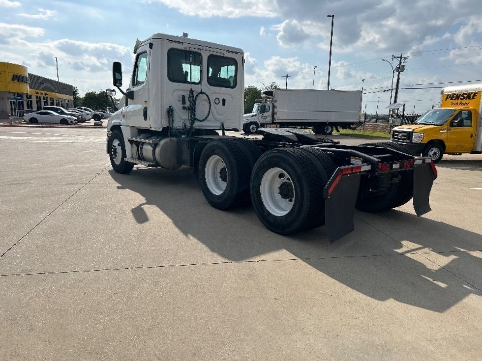 Day Cab Tractor-Heavy Duty Tractors-Freightliner-2018-Cascadia 12564ST-Arlington-TX-240,704\n\t\tmiles-$ 45,000 - Image 5