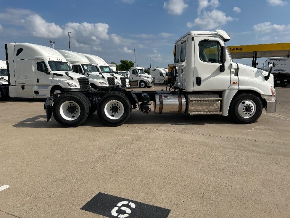 Day Cab Tractor-Heavy Duty Tractors-Freightliner-2018-Cascadia 12564ST-Arlington-TX-240,704\n\t\tmiles-$ 45,000 - Image 8