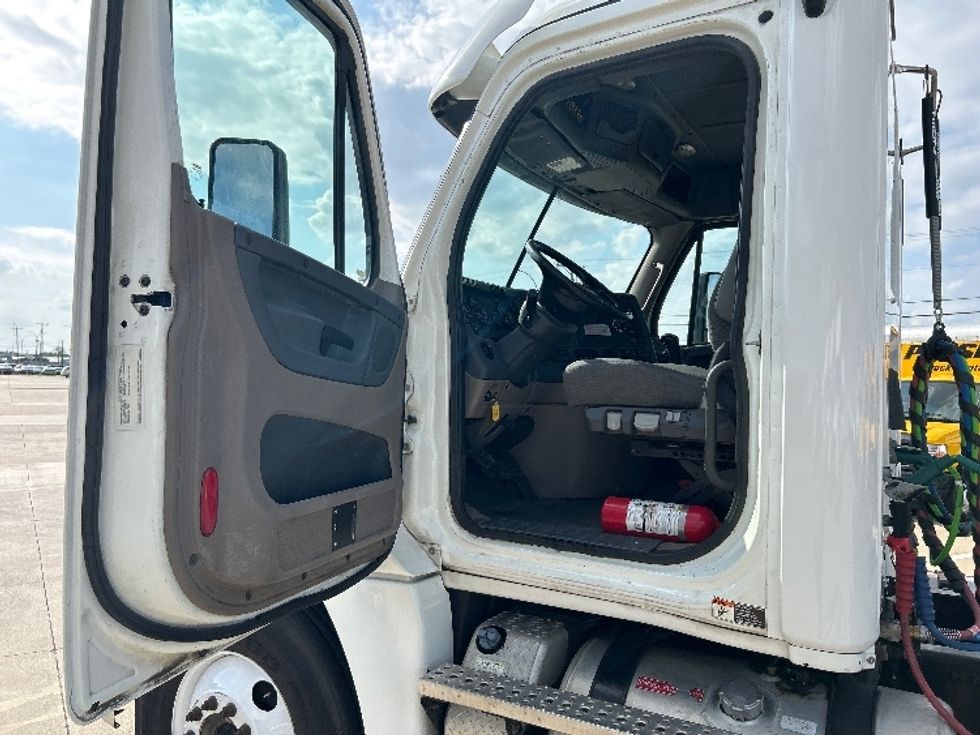 Day Cab Tractor-Heavy Duty Tractors-Freightliner-2018-Cascadia 12564ST-Arlington-TX-240,704\n\t\tmiles-$ 45,000 - Image 9