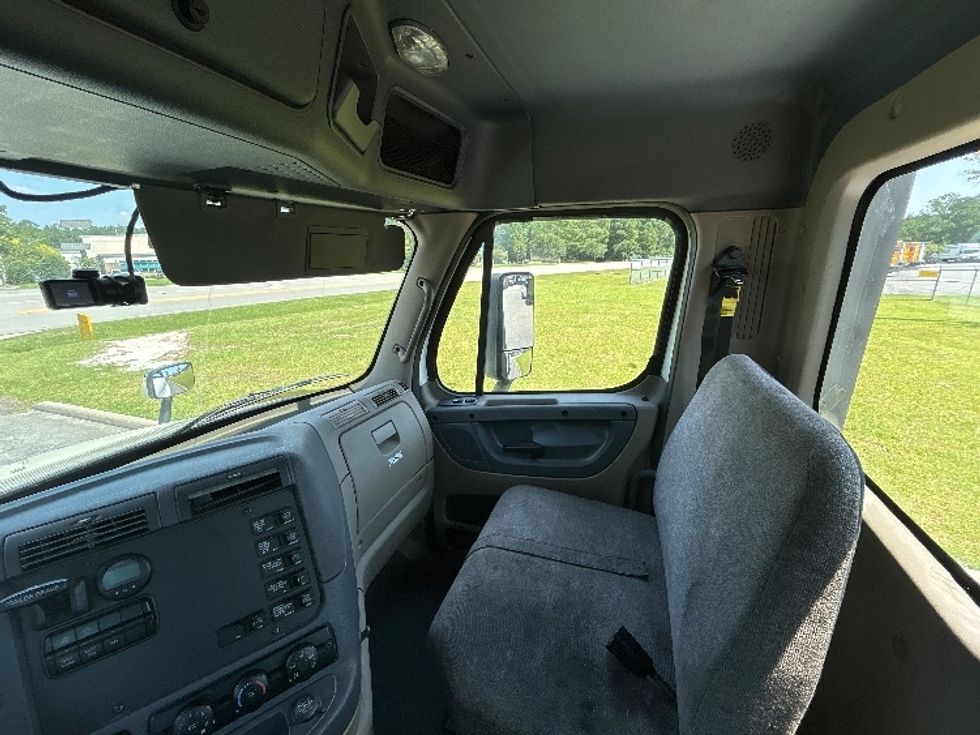 Day Cab Tractor-Heavy Duty Tractors-Freightliner-2018-Cascadia 12564ST-Asheville-NC-645,769\n\t\tmiles-$ 24,500 - Image 10