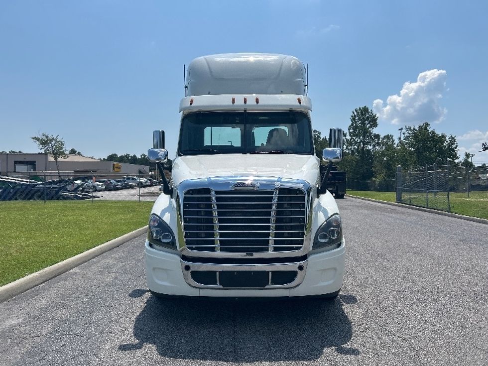 Day Cab Tractor-Heavy Duty Tractors-Freightliner-2018-Cascadia 12564ST-Asheville-NC-645,769\n\t\tmiles-$ 24,500 - Image 2