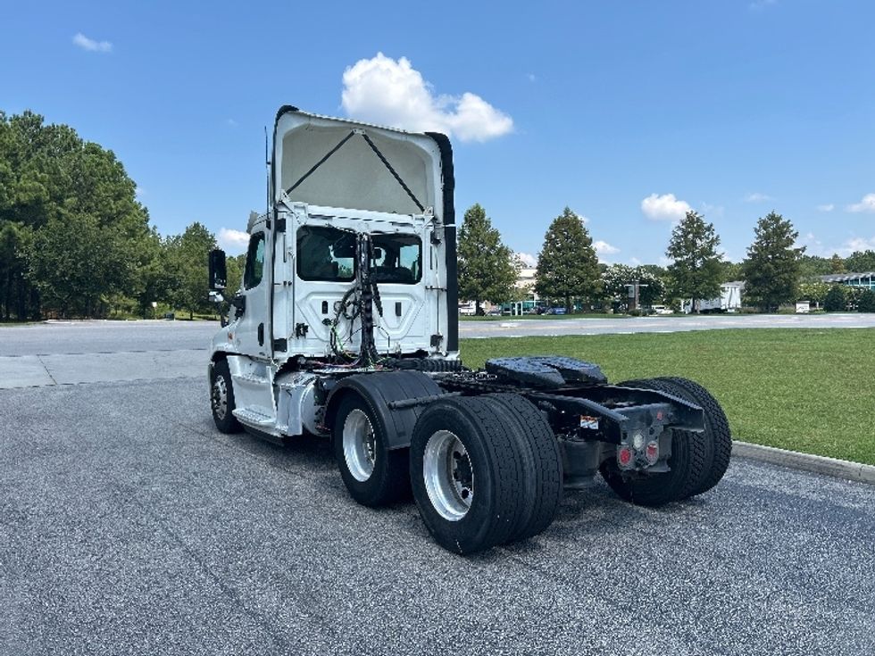 Day Cab Tractor-Heavy Duty Tractors-Freightliner-2018-Cascadia 12564ST-Asheville-NC-645,769\n\t\tmiles-$ 24,500 - Image 4