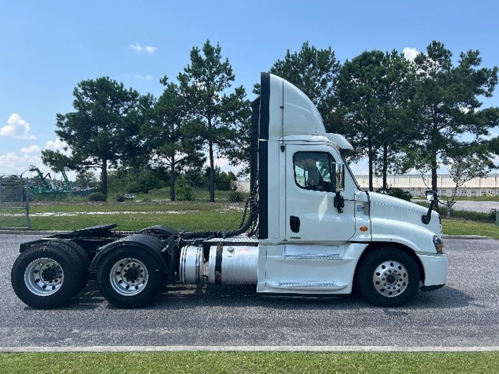 Day Cab Tractor-Heavy Duty Tractors-Freightliner-2018-Cascadia 12564ST-Asheville-NC-645,769\n\t\tmiles-$ 24,500 - Image 7